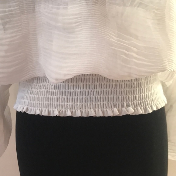 Cropped crinkled polyester crop top bell sleeves. - Picture 2 of 5